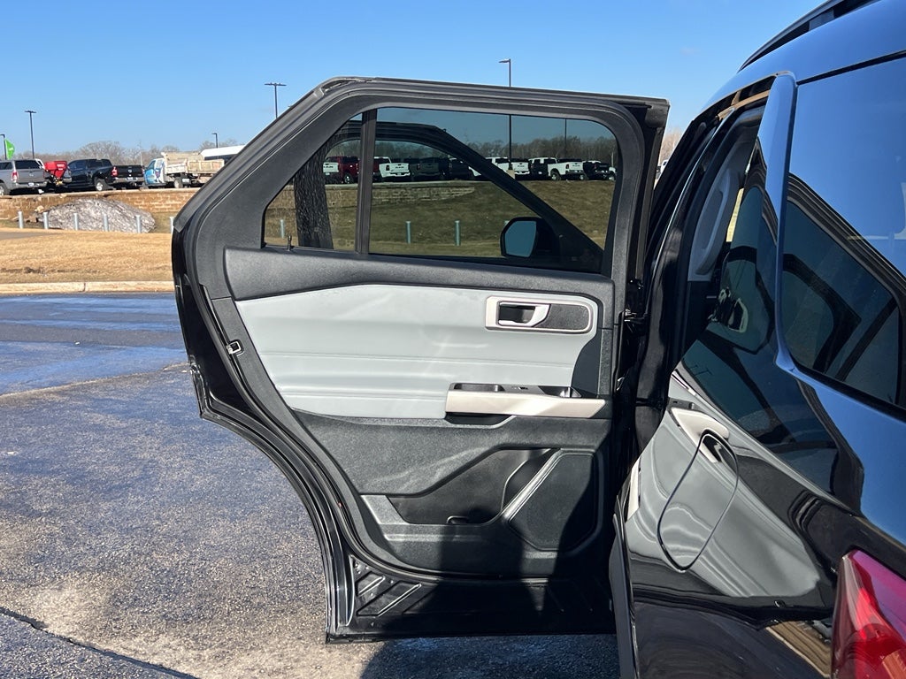 2023 Ford Explorer XLT 202A w/Moonroof