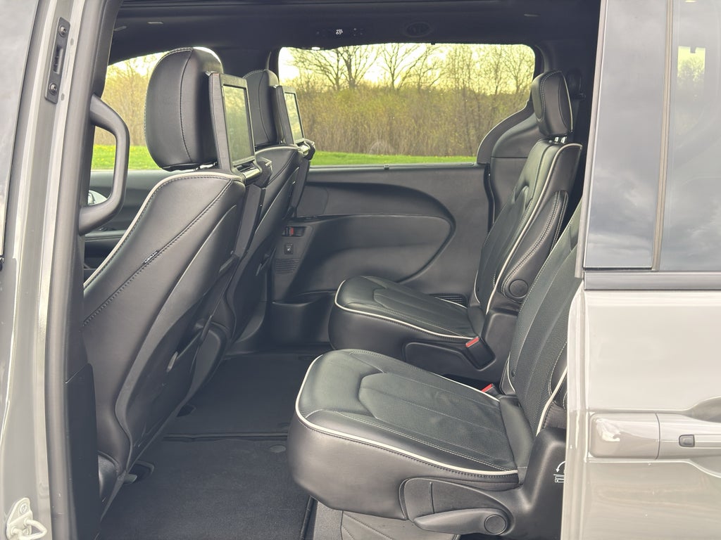 2025 Chrysler Pacifica Limited w/Tow & Entertainment