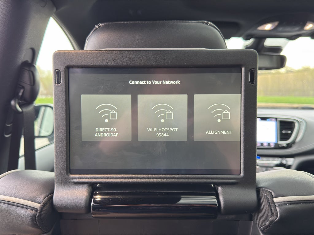 2025 Chrysler Pacifica Limited w/Tow & Entertainment