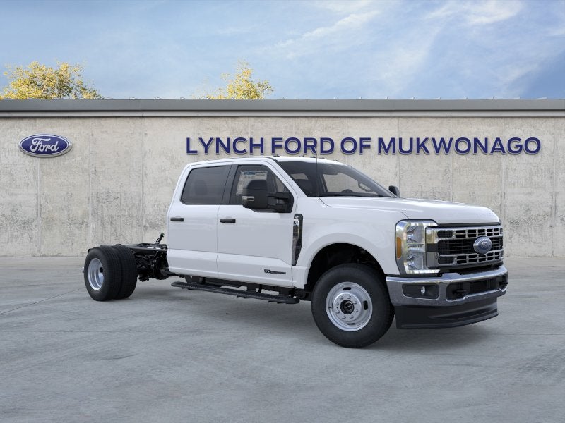 2026 Ford Super Duty F-350 DRW Chassis Cab LARIAT