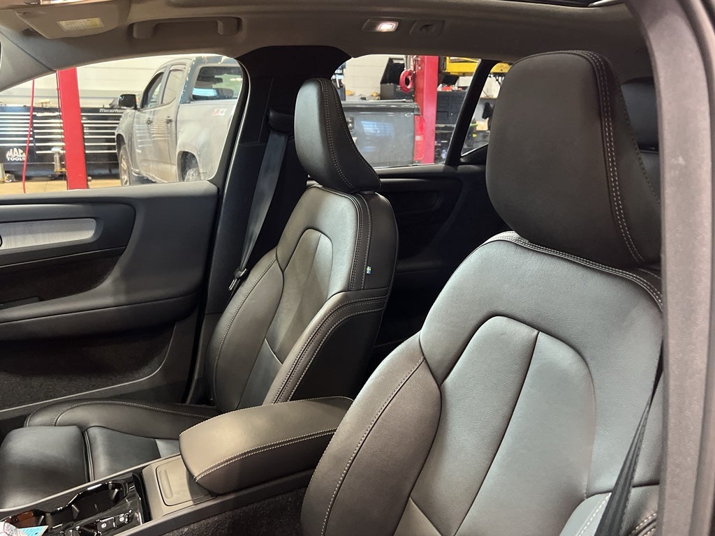 2025 Volvo XC40 Plus Dark Theme